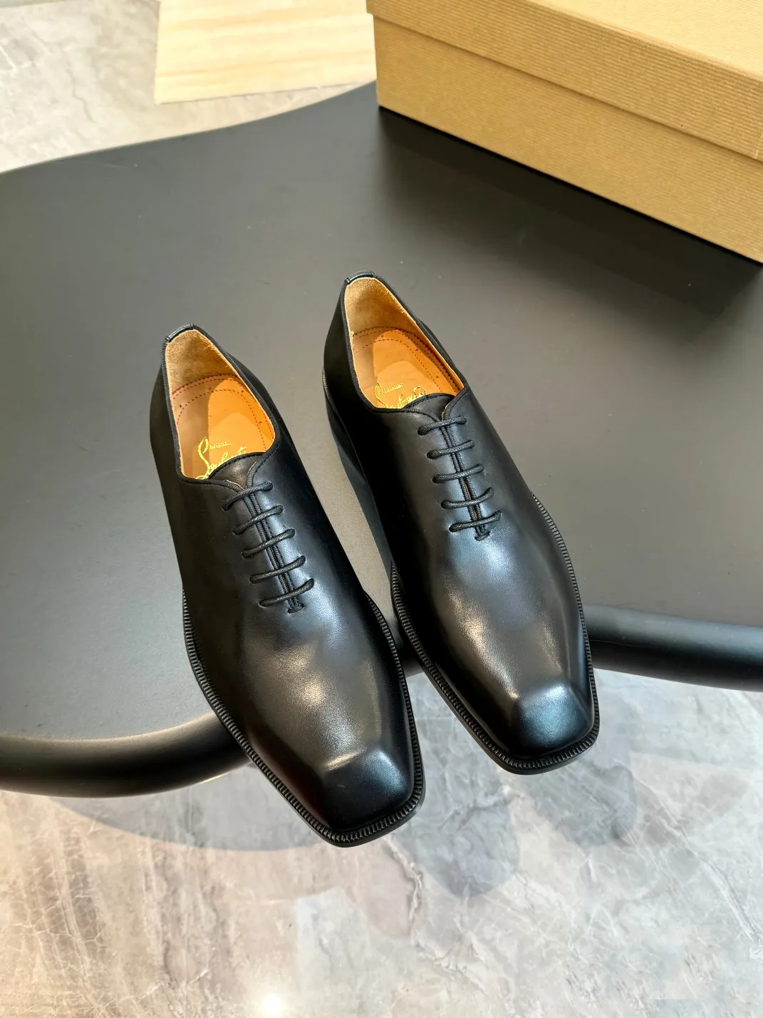 💰960 Christia*.Loubouti* high-end men's business formal leather shoes, original genuine cowhide red sole, imported Italian cowhide outsole, first-layer cowhide, water-dyed cowhide lining, high-end luxury. Size: 39-44 (customized at 38.45.46)✅